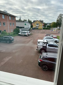 Utsikt från hotellrummet. Perfekt att ha koll på bilen :)