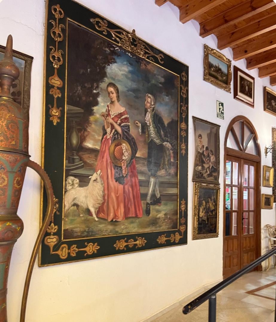 Gjennomført antikt interiør.