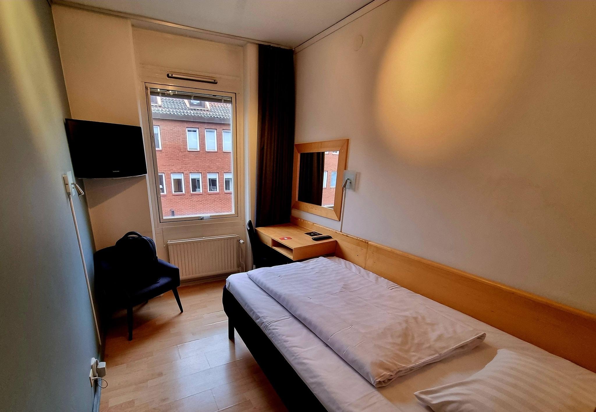 Enkelt rum med skön säng