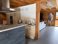 Keuken en ruimte tot zithoek en eetkamer. Geweldige speelhoek