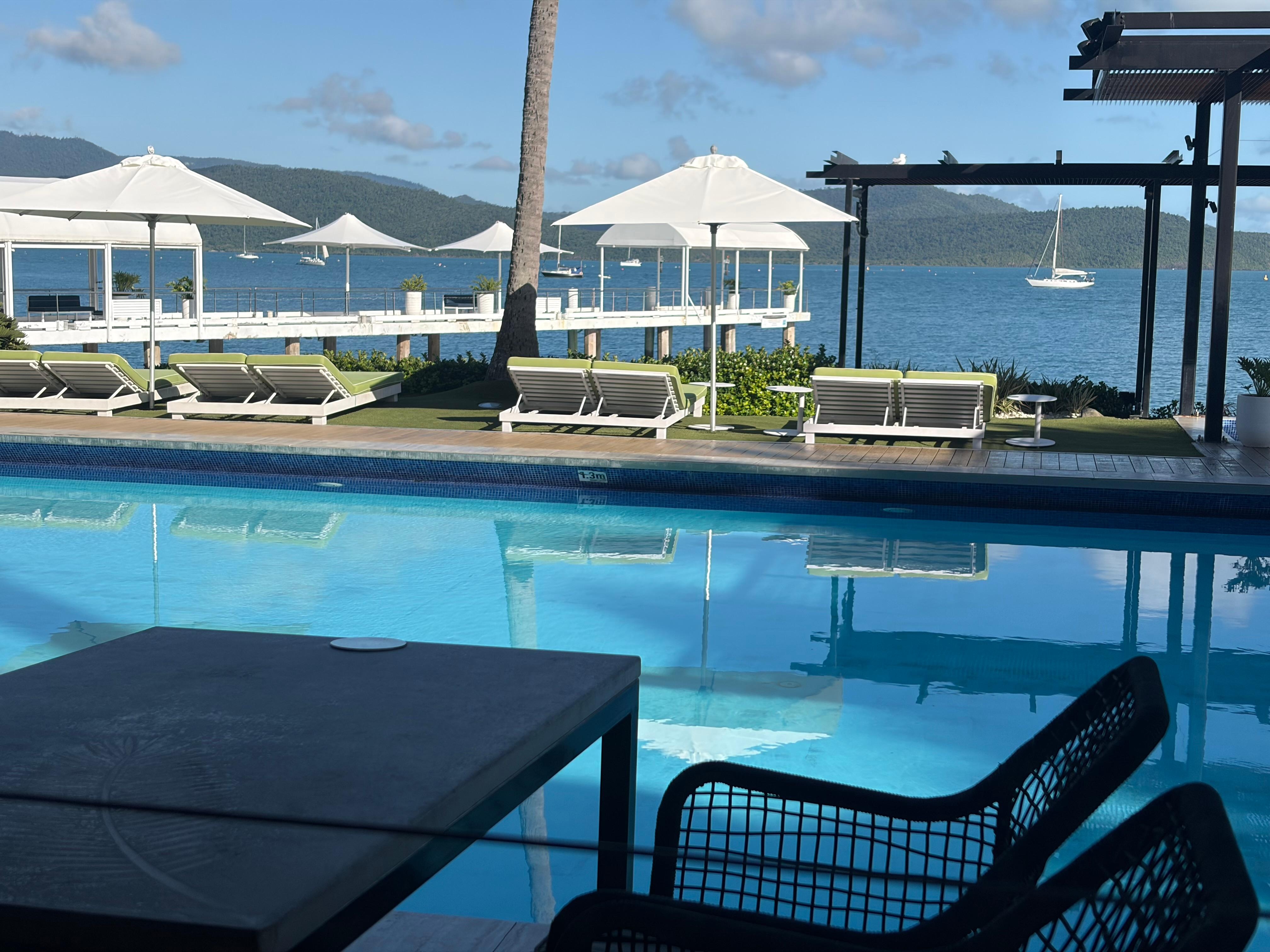 プール周辺の雰囲気は最高