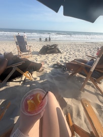 Plastic cups for the drinks so you can drink them on the beach with the chairs they have provided for you!