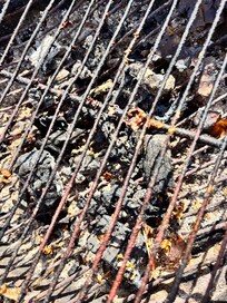 Der Grill war voll mit Essensreste. Keine Reinigung möglich