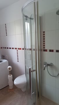 Shower door that doesn't seal shut