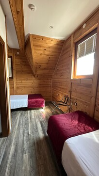 Twin bedroom