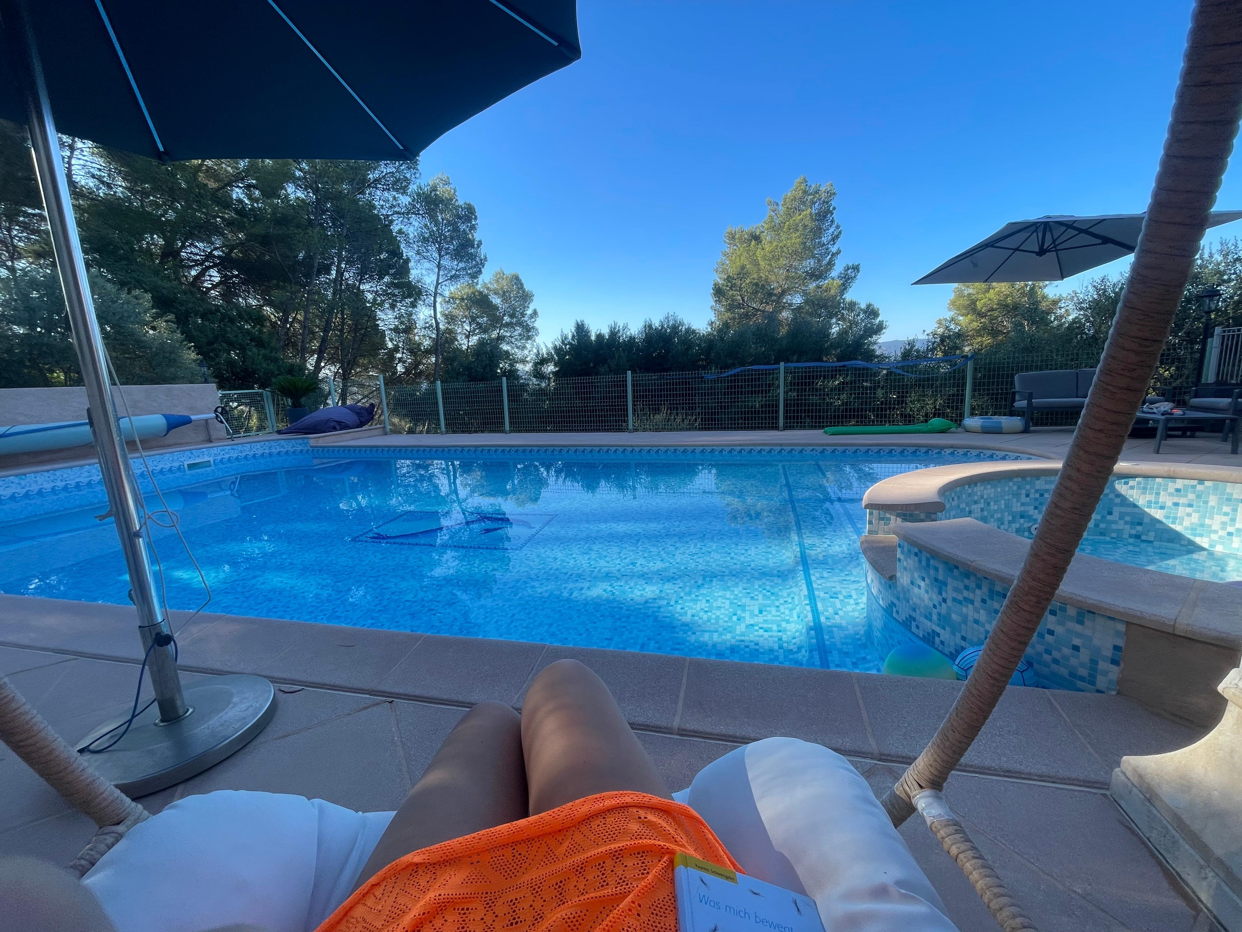 Poolbereich am Morgen 