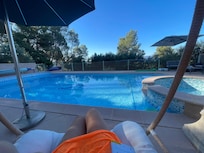 Poolbereich am Morgen