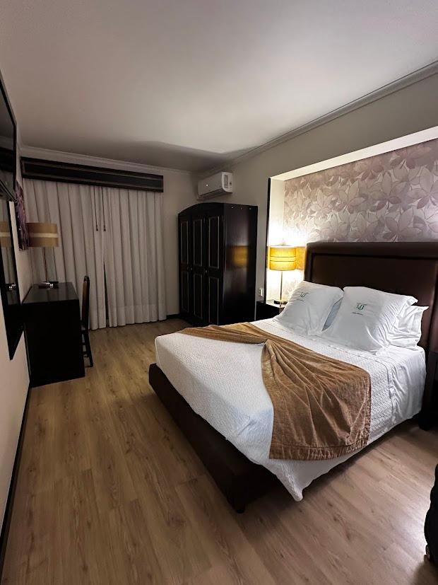Quarto amplo, mas cama pequena.