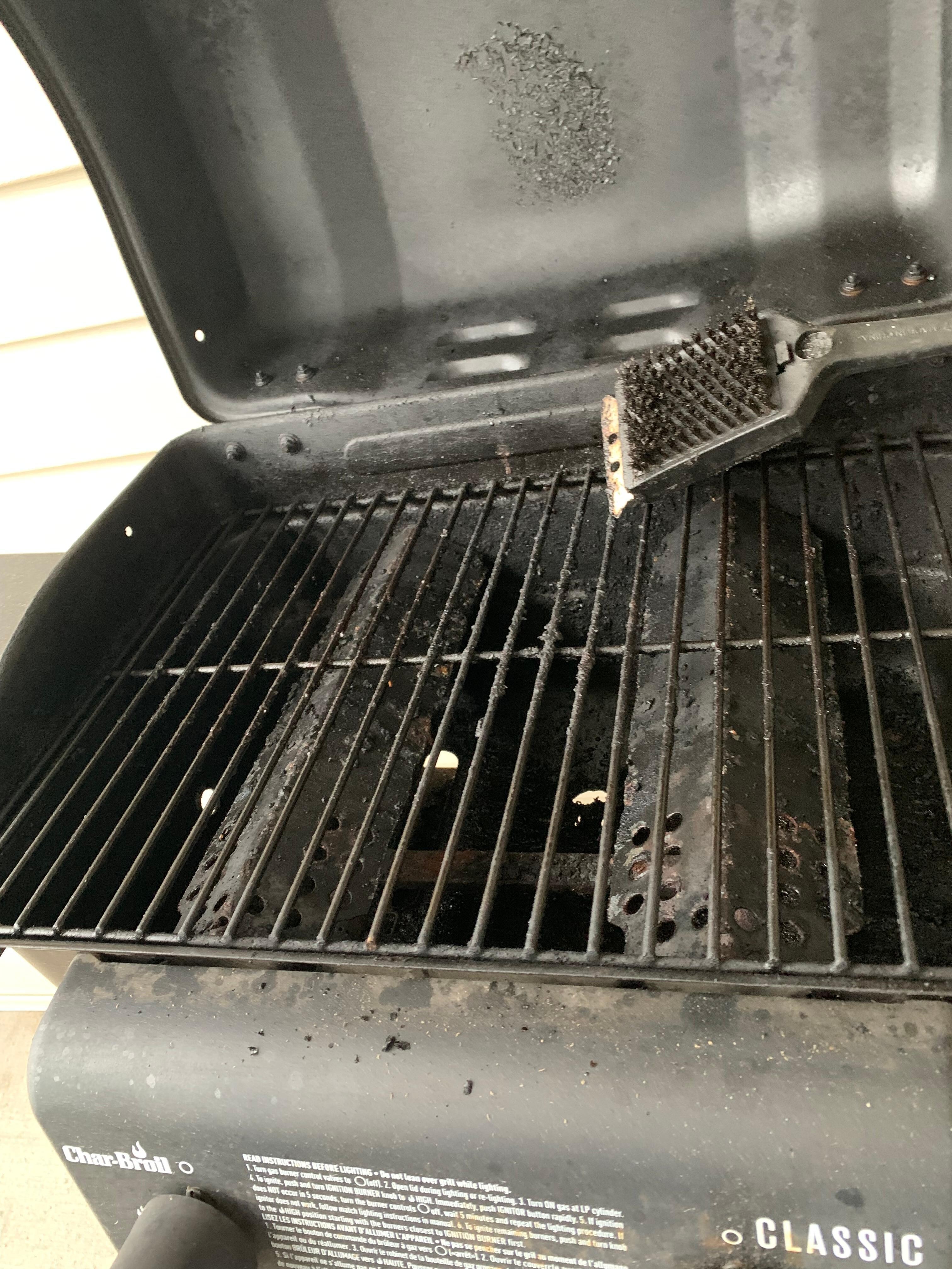 Gross unusable grill with gross rusted wire brush. 