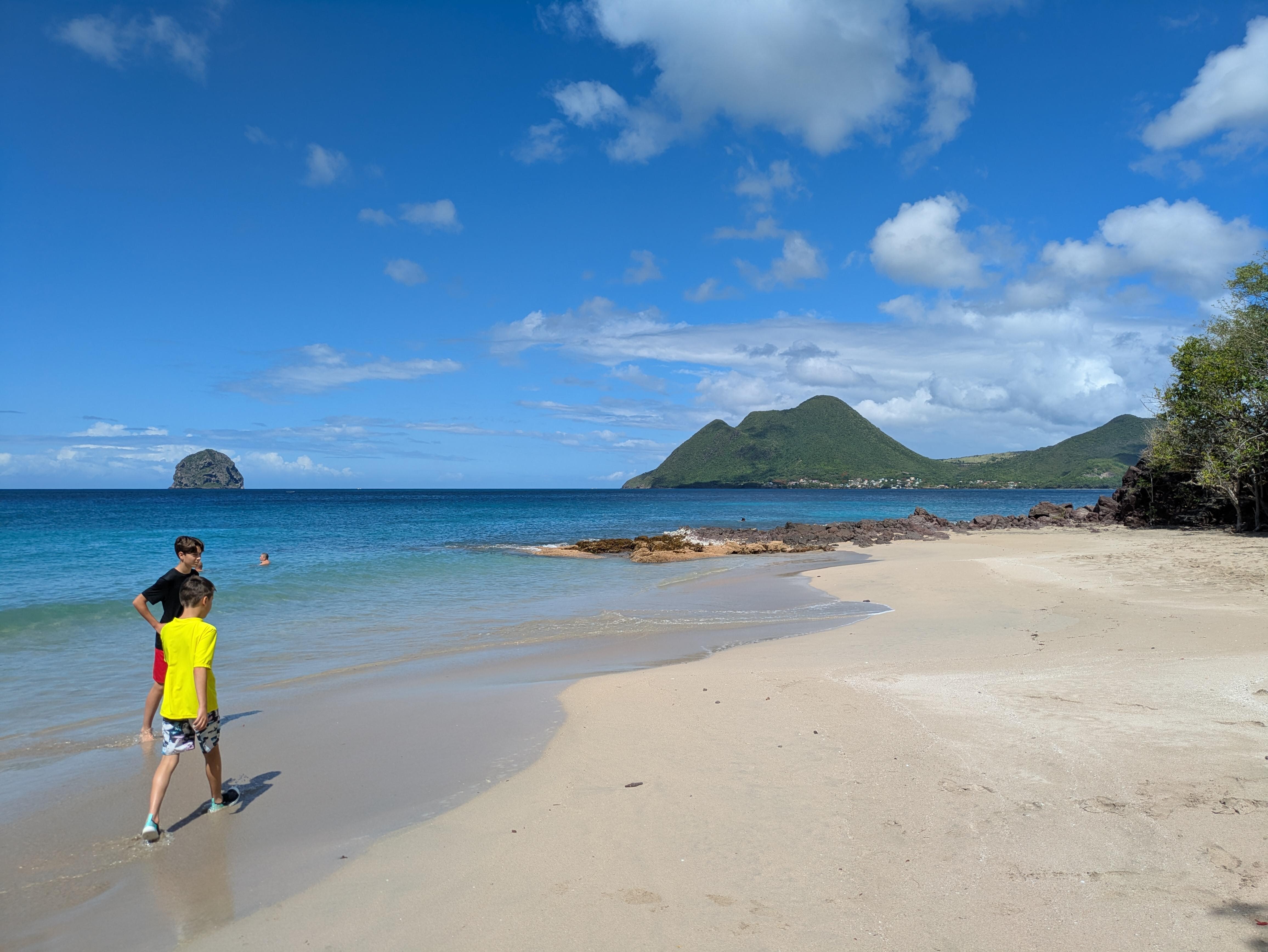 Plage à 4 minutes de marche.