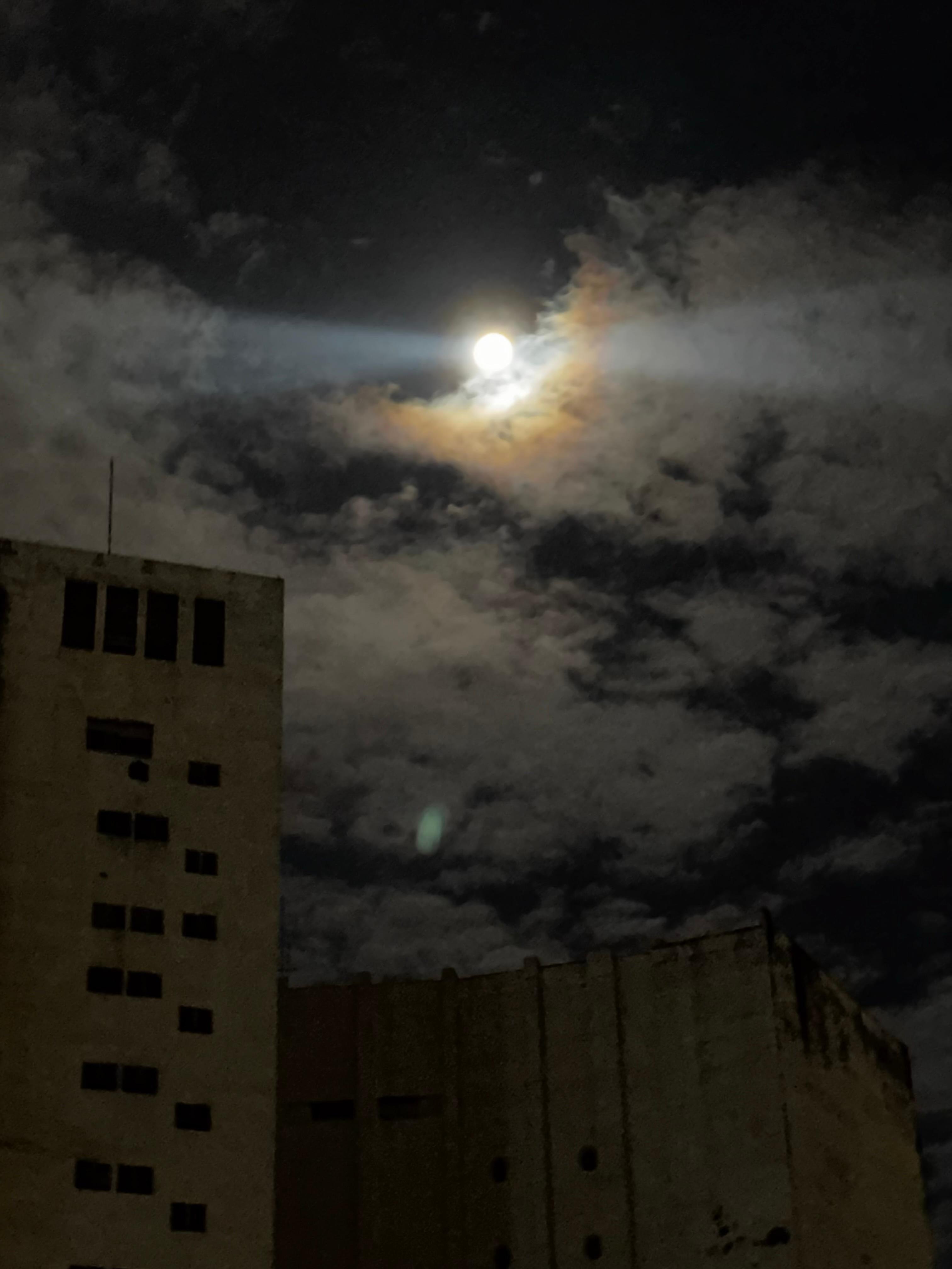 Só fiz esse registro da Lua lá da área da Piscina.  