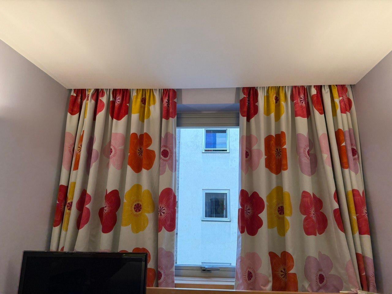 Albani Hotel - Curtains showing decor