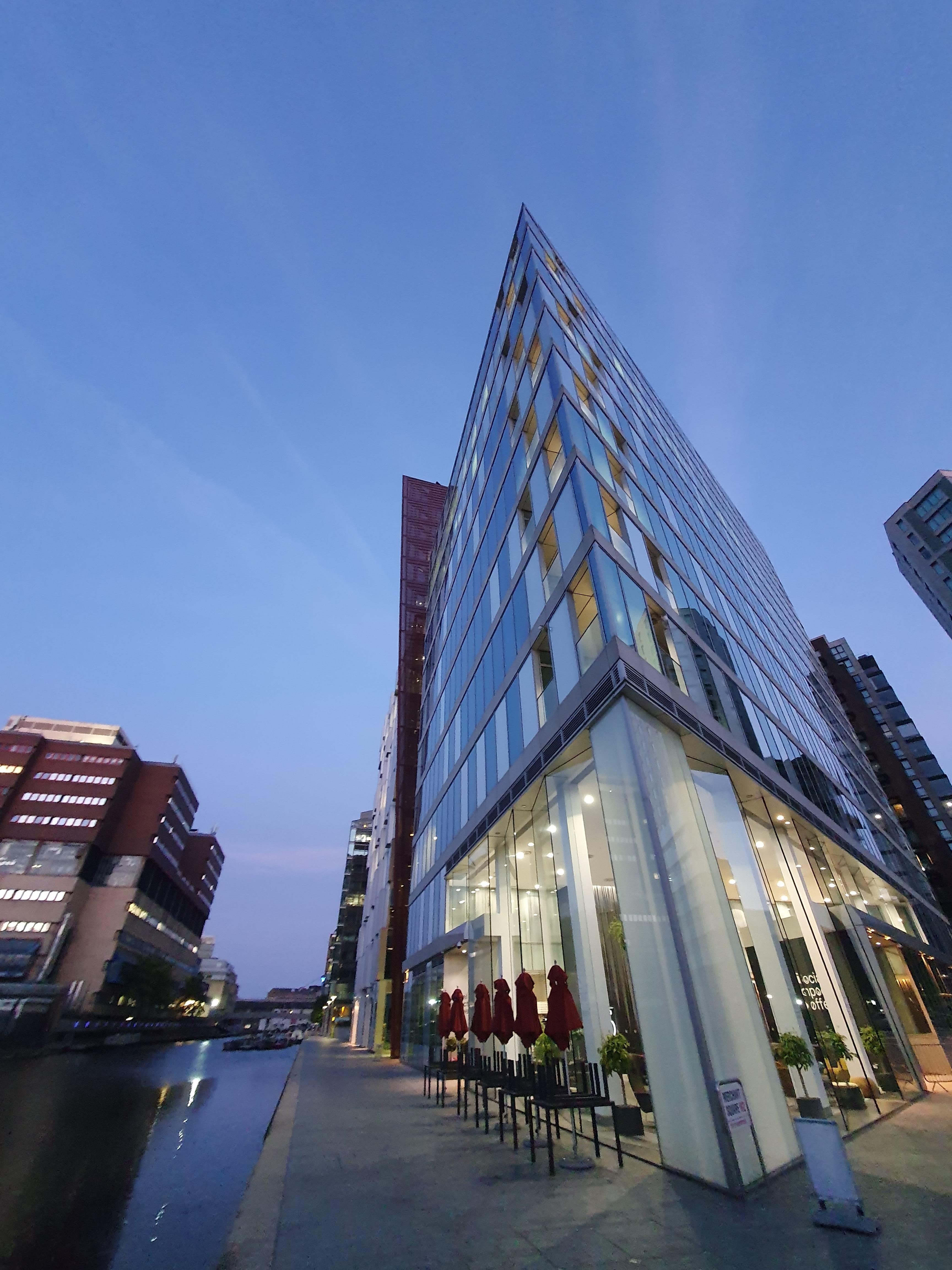 투숙기간 동안 시간의 변화에 따른 호텔주변의 풍경과 그 흐름의 입체성은 런던의 건축과 도로의 연계를 이해할 매우 훌륭한 계기를 마련한다. 