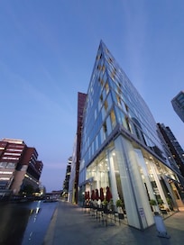 ํฌ์๊ธฐ๊ฐ ๋์ ์๊ฐ์ ๋ณํ์ ๋ฐ๋ฅธ ํธํ
์ฃผ๋ณ์ ํ๊ฒฝ๊ณผ ๊ทธ ํ๋ฆ์ ์
์ฒด์ฑ์ ๋ฐ๋์ ๊ฑด์ถ๊ณผ ๋๋ก์ ์ฐ๊ณ๋ฅผ ์ดํดํ ๋งค์ฐ ํ๋ฅญํ ๊ณ๊ธฐ๋ฅผ ๋ง๋ จํ๋ค.