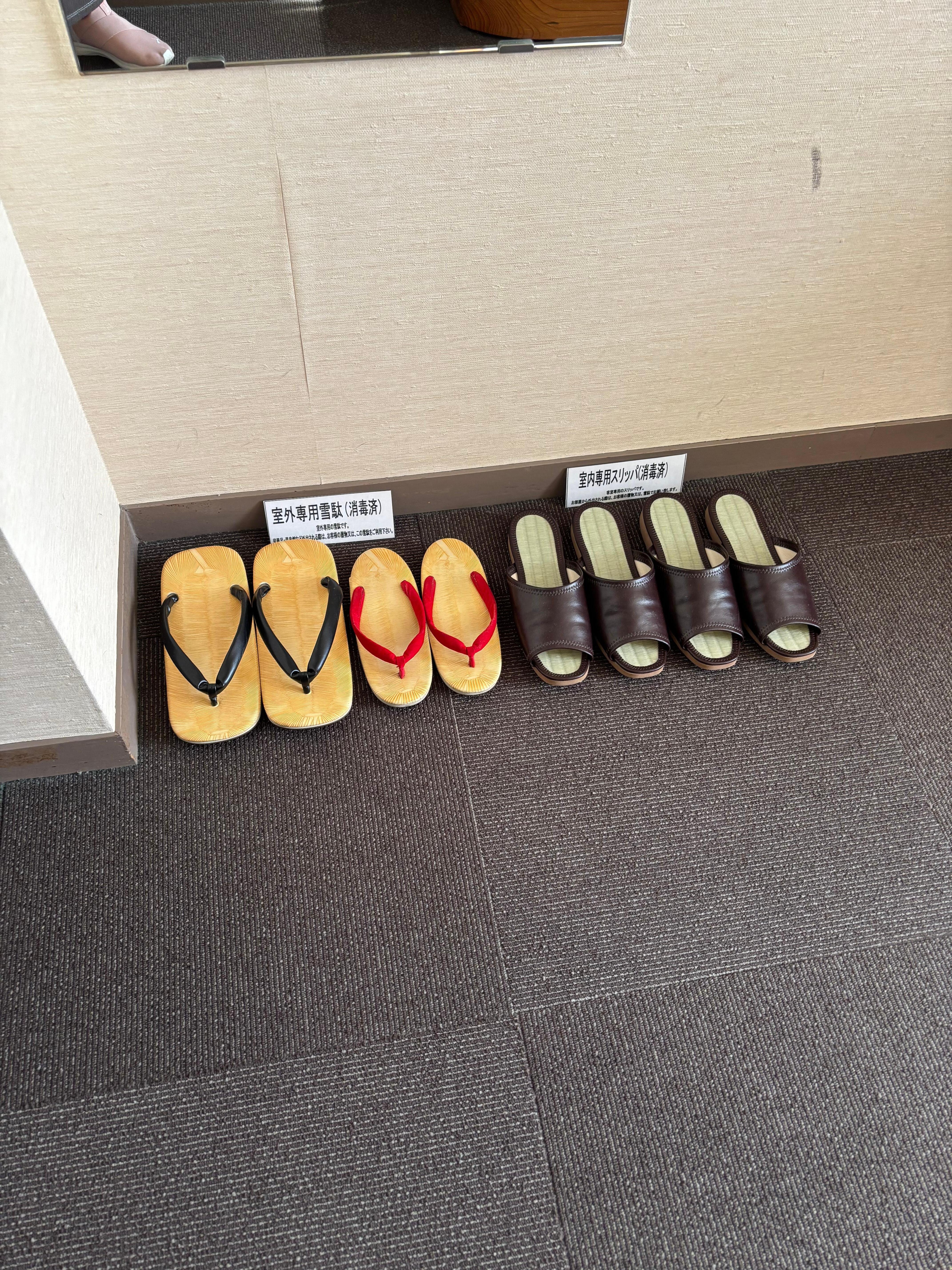左側２足が外出用､右側２足が室内用。
ありがたい