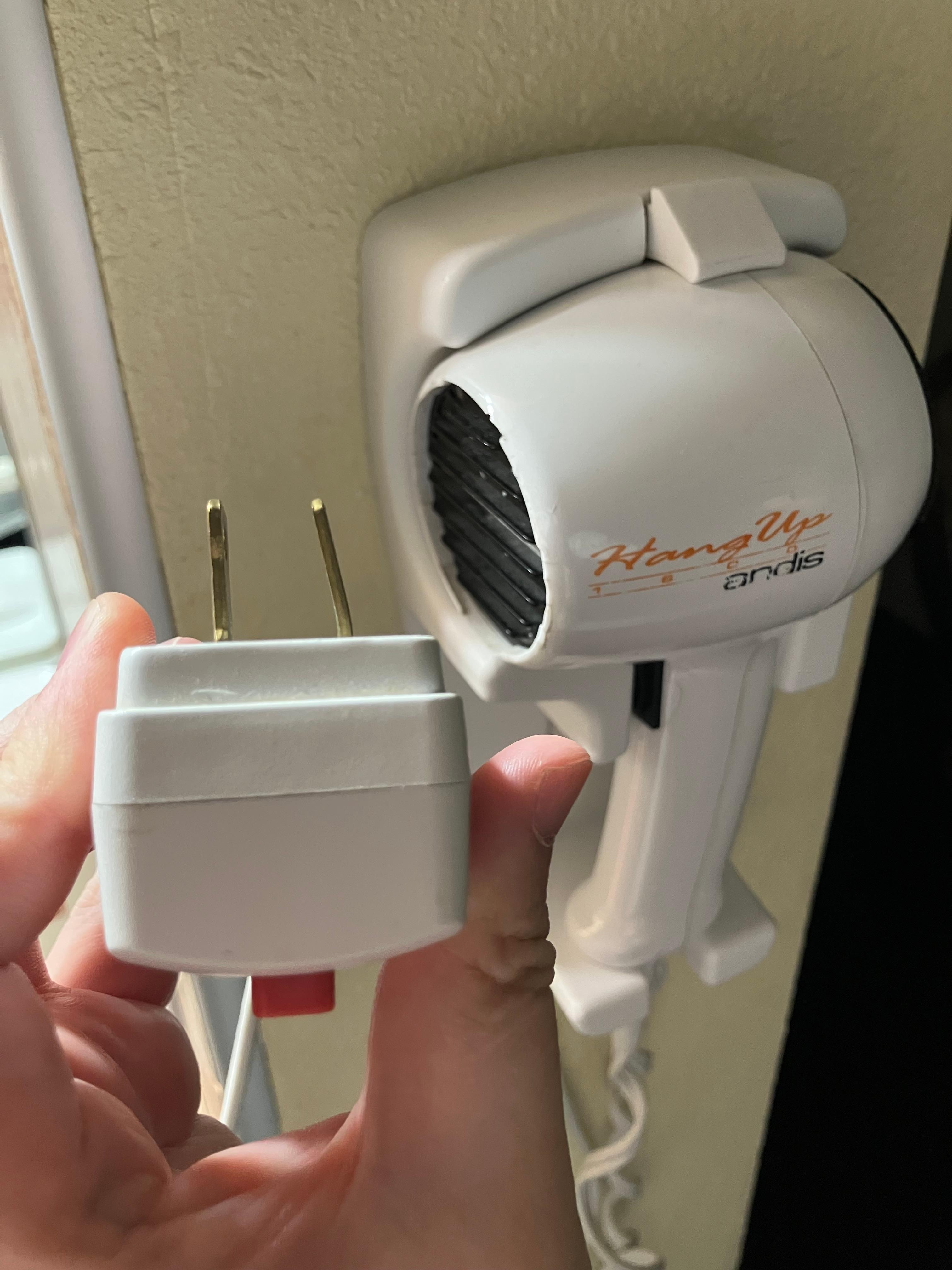 ドライヤーと壊れたコンセント