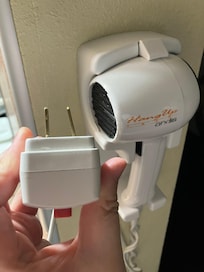 ドライヤーと壊れたコンセント