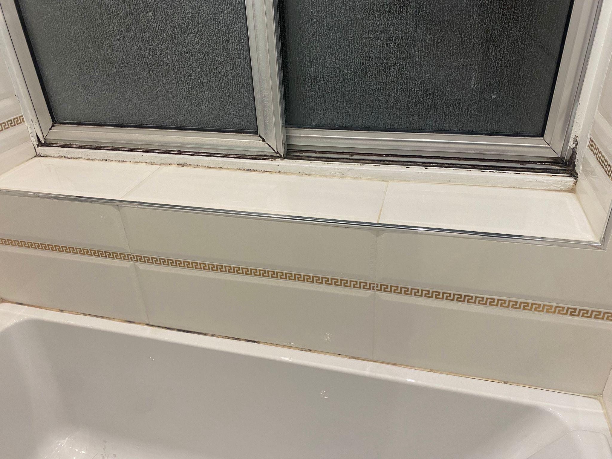 Moisissures dans la salle de bain