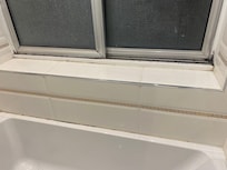 Moisissures dans la salle de bain