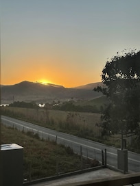 Por do sol da sacada do hotel .