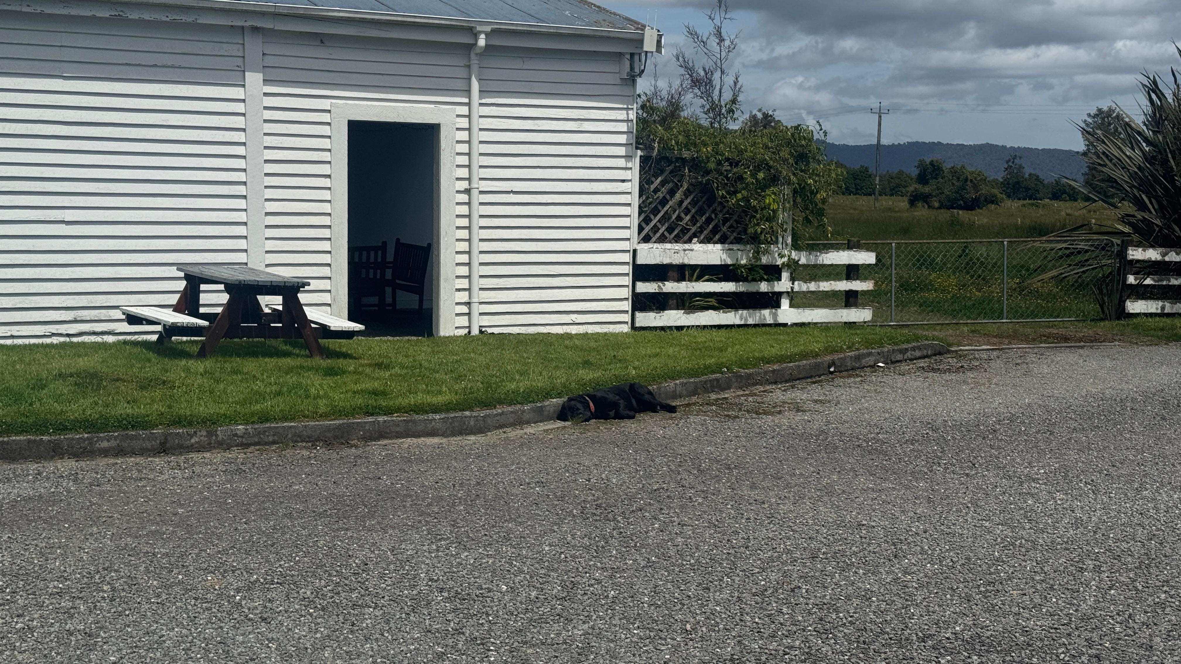 Die Grillecke ist hinter dem Eingang 