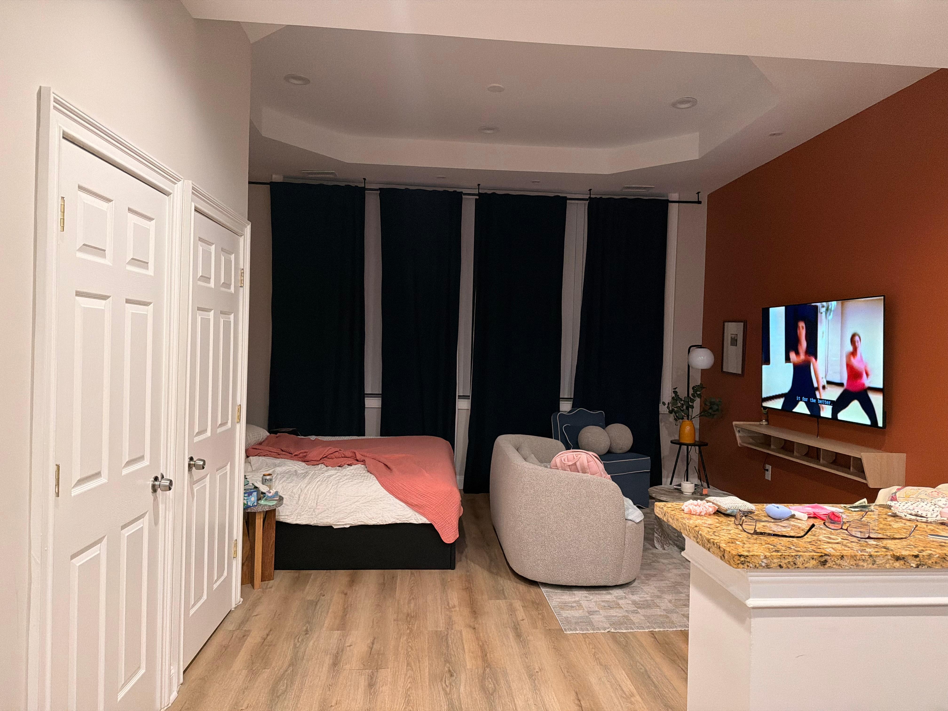 This unit is upstairs which was just what I was looking for. It’s in the heart of Center City. I was able to easily walk to shopping, Museums and any event around Center City. 
I used door dash and Amazon for food. Both are fast for delivery. 