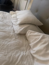 Cama con un colchón muy viejo y hundido por varios lados y pésimas almohadas