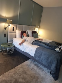 Lekker bed aleen slaapbank piep met als iemand draait