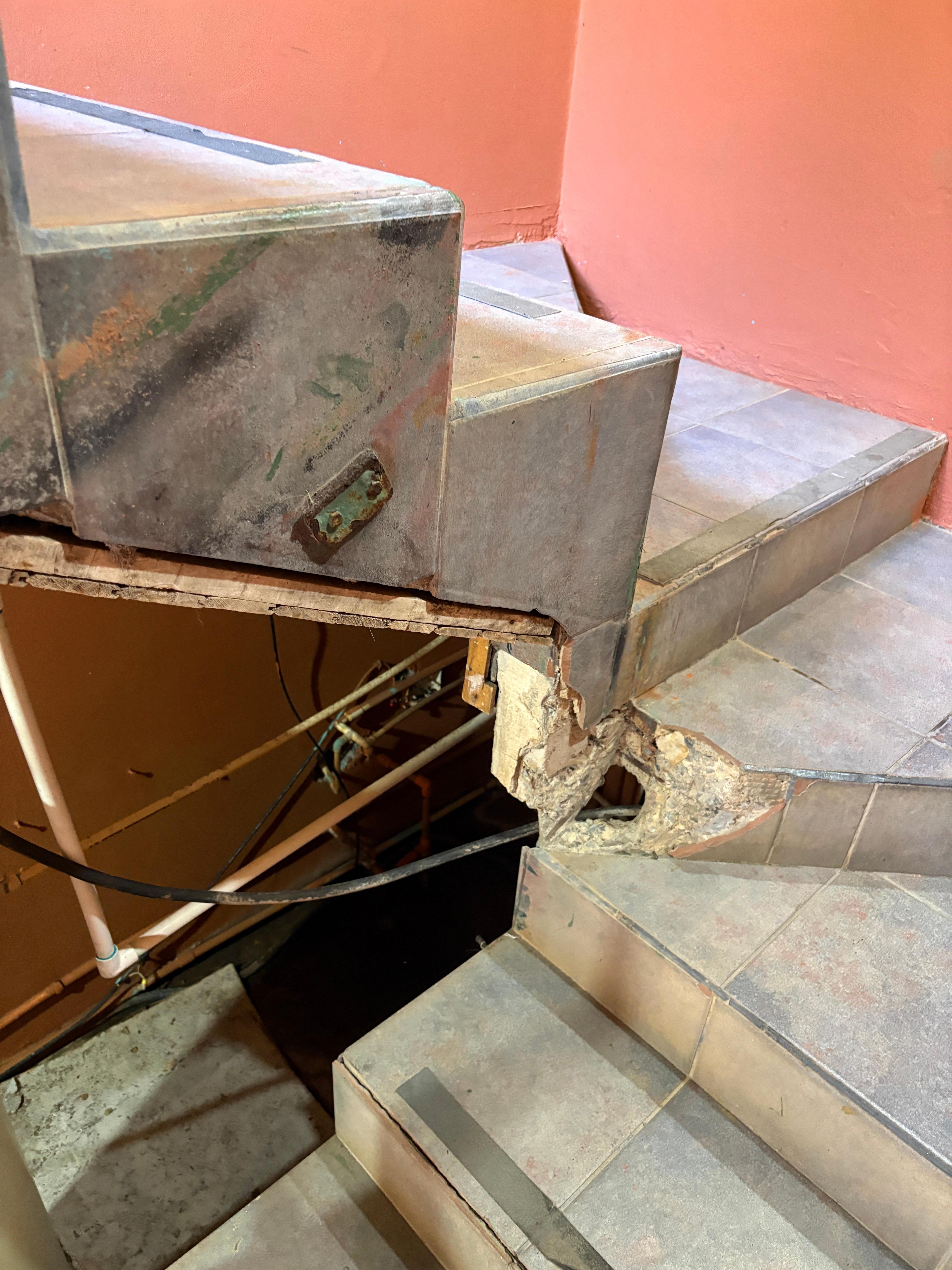 Stair well with no railing 