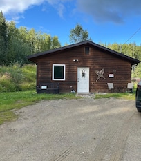 Cabin with parking right in front.