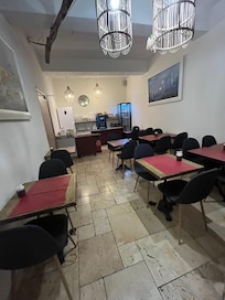 La petite salle de restauration
Le petit déjeuner à 10 euros est très correct avec des produits frais qui sortent du four à partir de 7 heures 👌