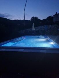 Pool Abends beleuchtet