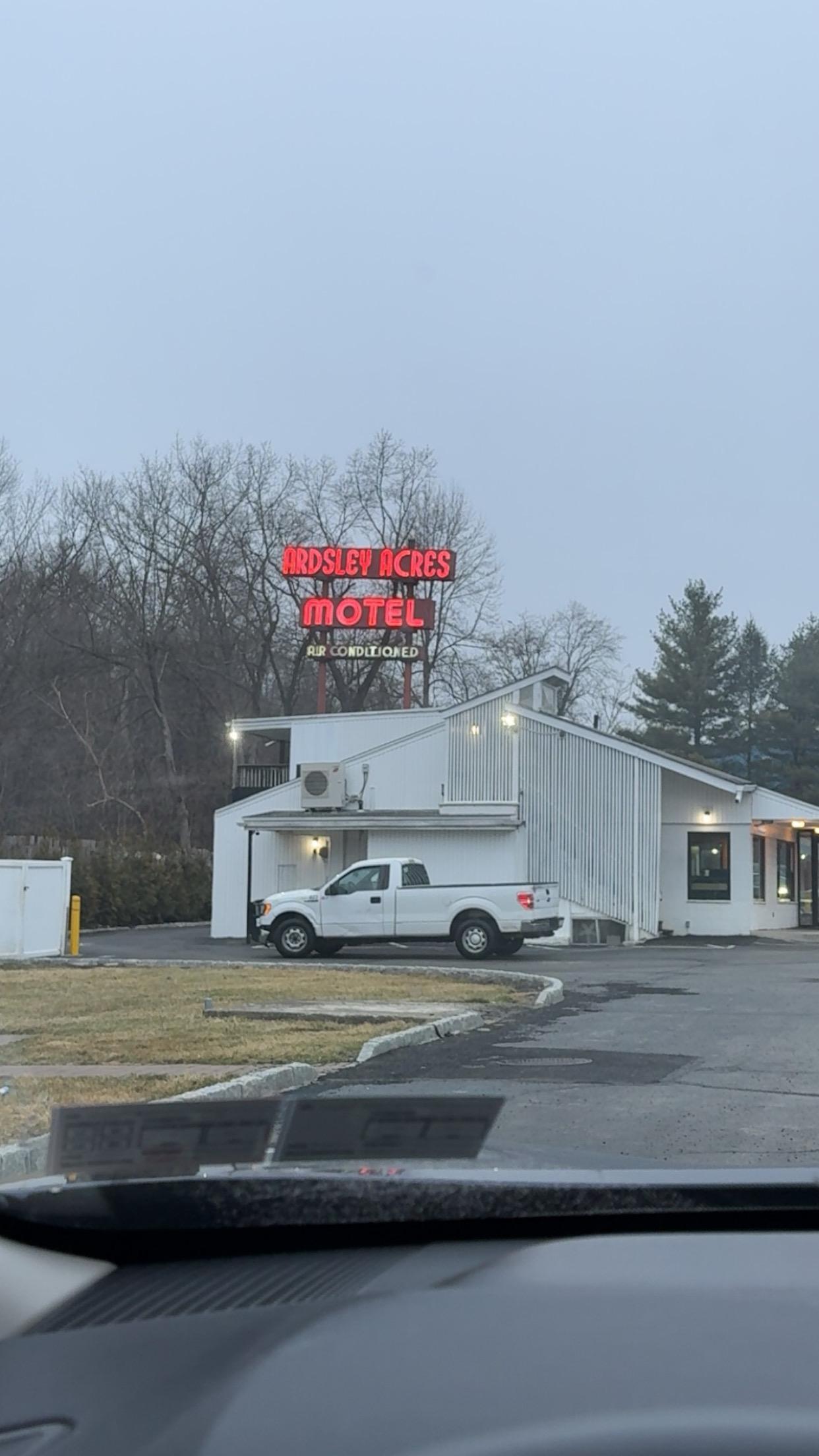 Photo of the motel.