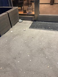 Det var inte trevligt utanför hotellet på uteplatsen