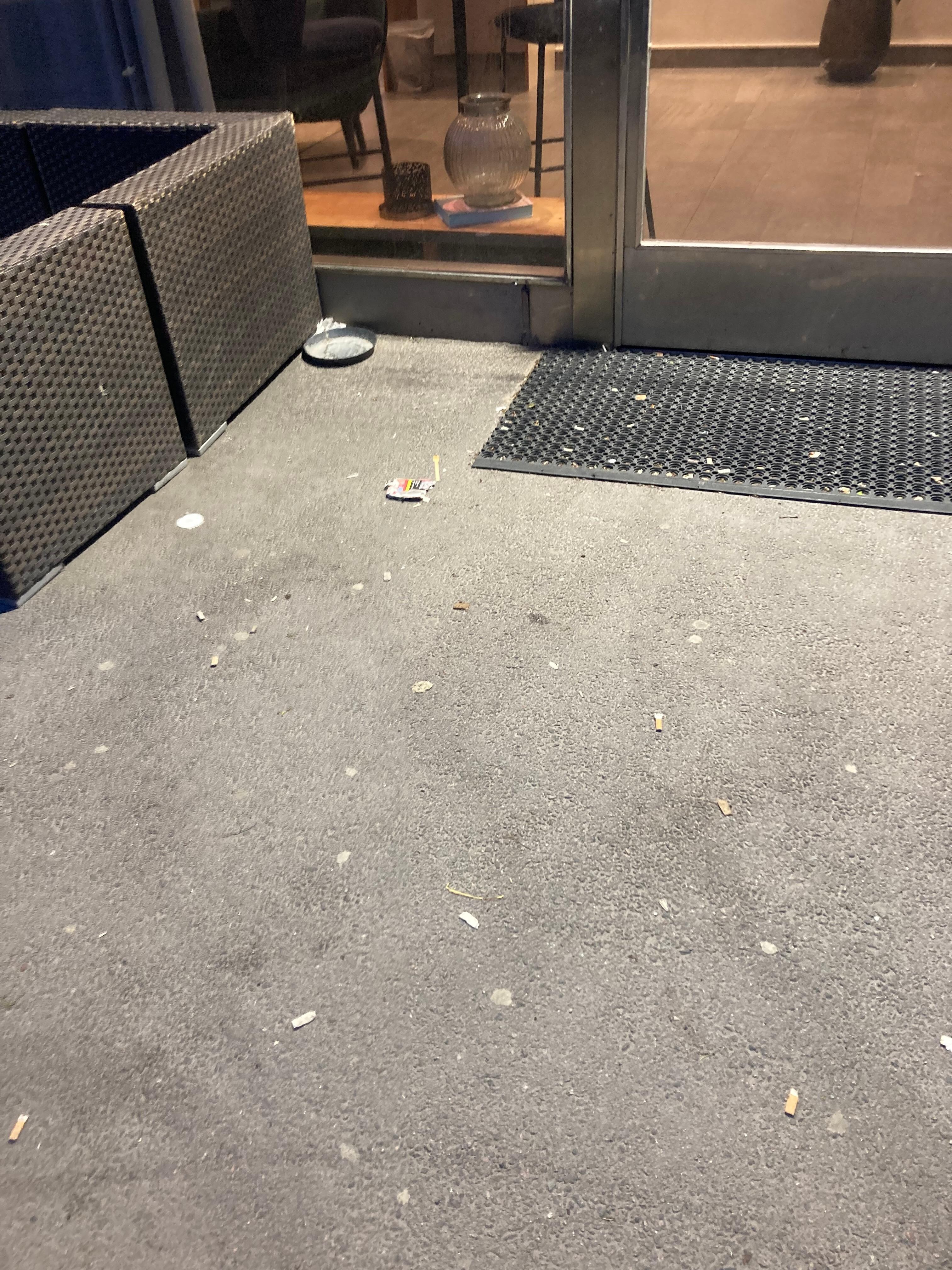 Det var inte trevligt utanför hotellet på uteplatsen