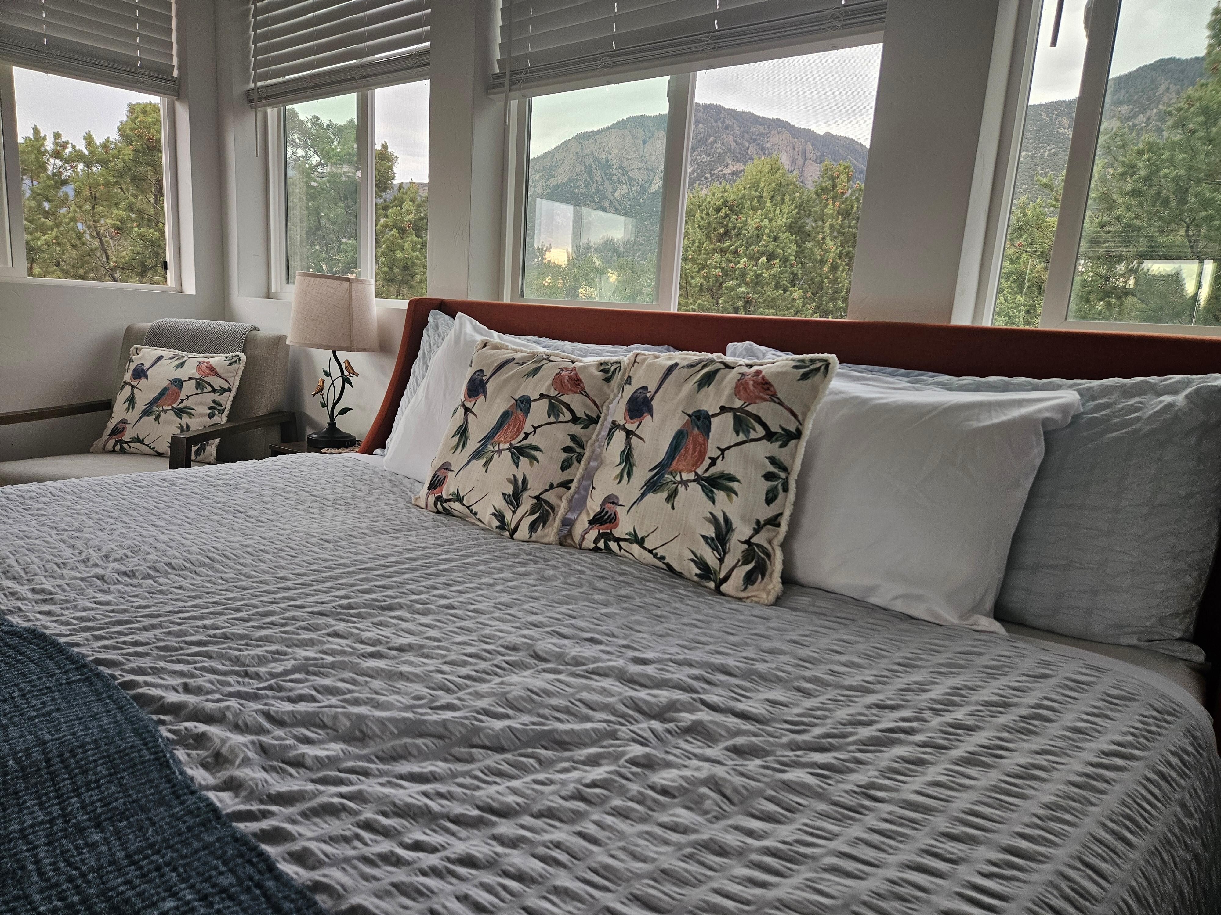Wish I could take this bed home!!