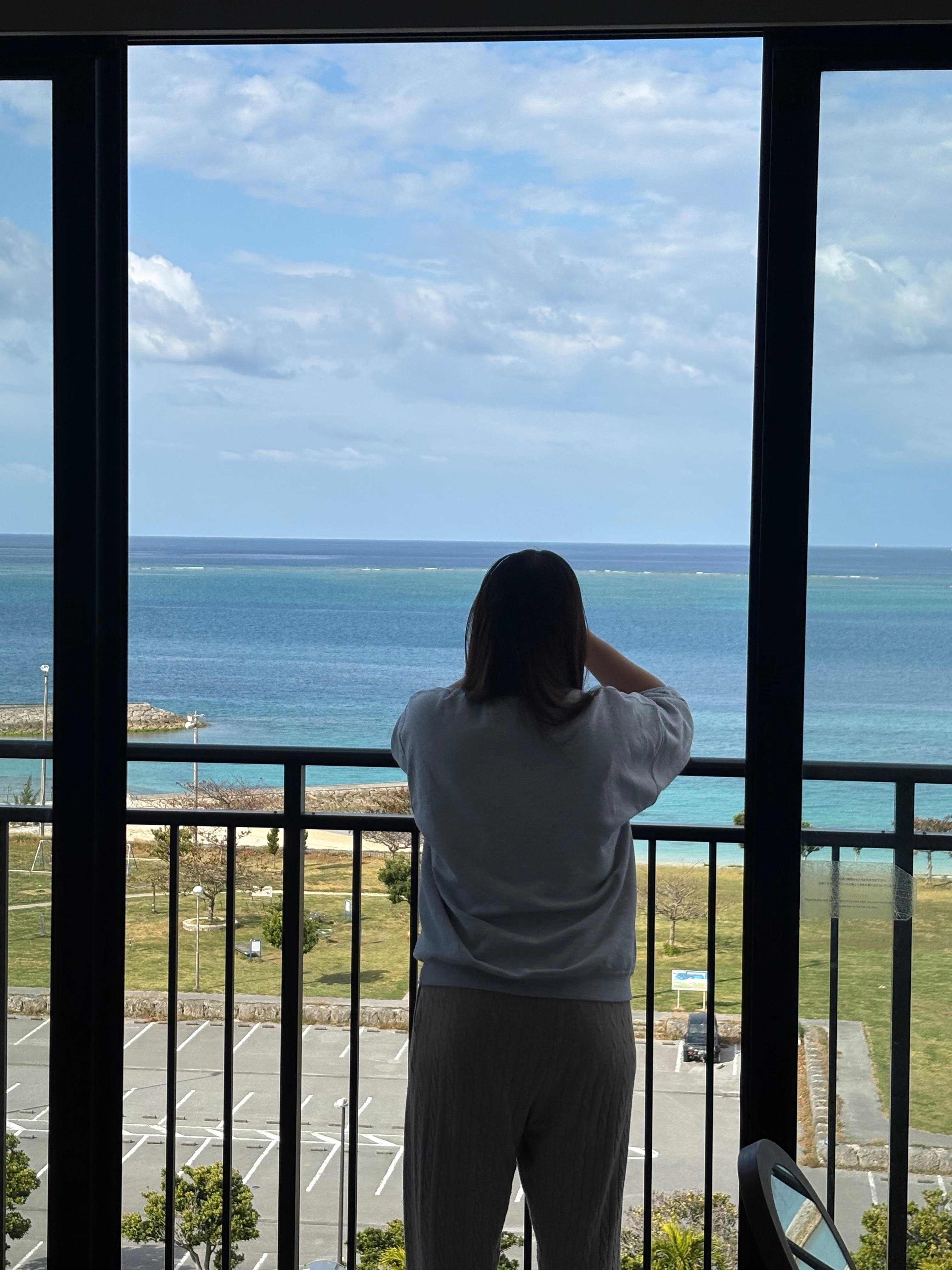 綺麗な海を見ながらの娘の朝の歯磨き😁