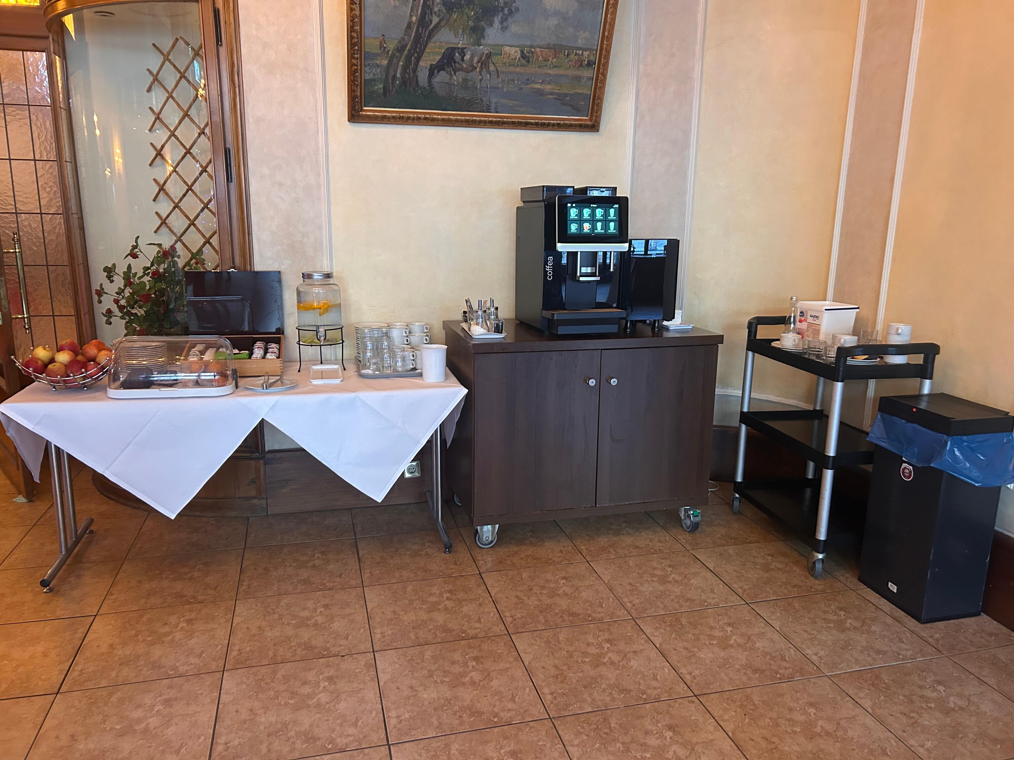 They have tea n coffee n cake in lobby from 10 am to 6 pm . A very nice thing