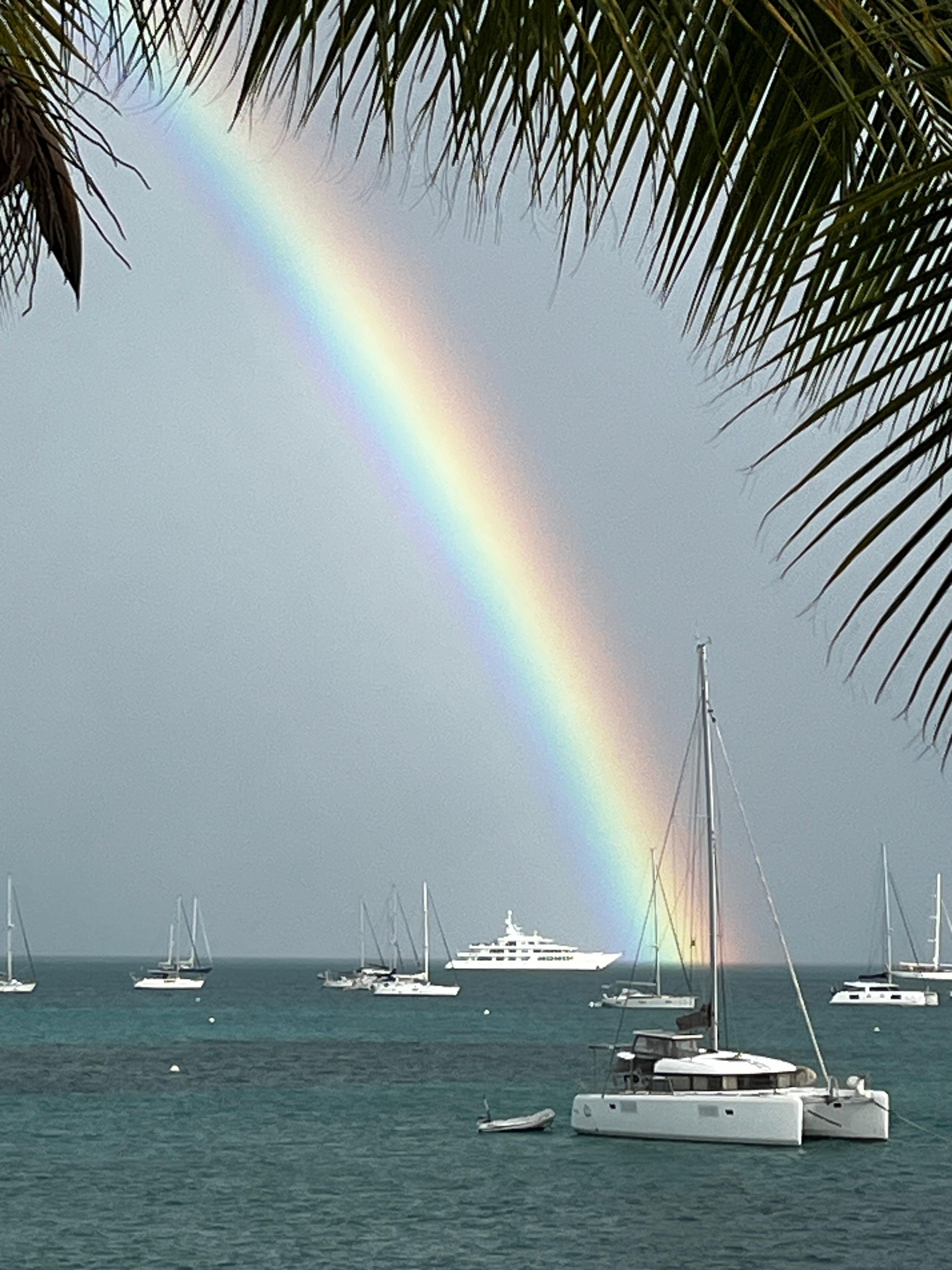 Morgens beim Frühstück auf dem Balkon ein Regenbogen 