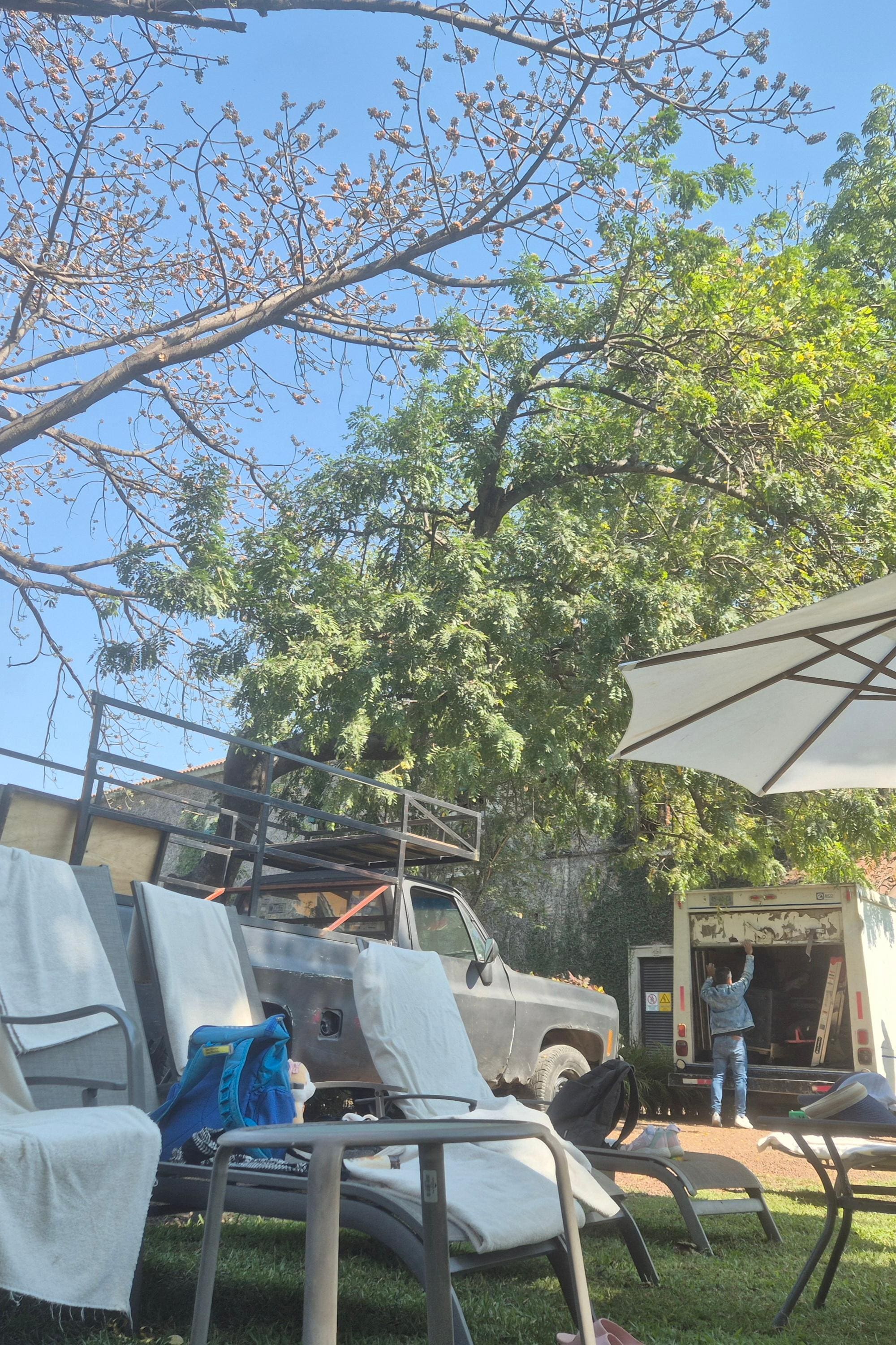 Como llegan los proveedores para las bodas a lado de la alberca...