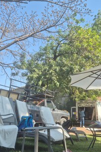 Como llegan los proveedores para las bodas a lado de la alberca...