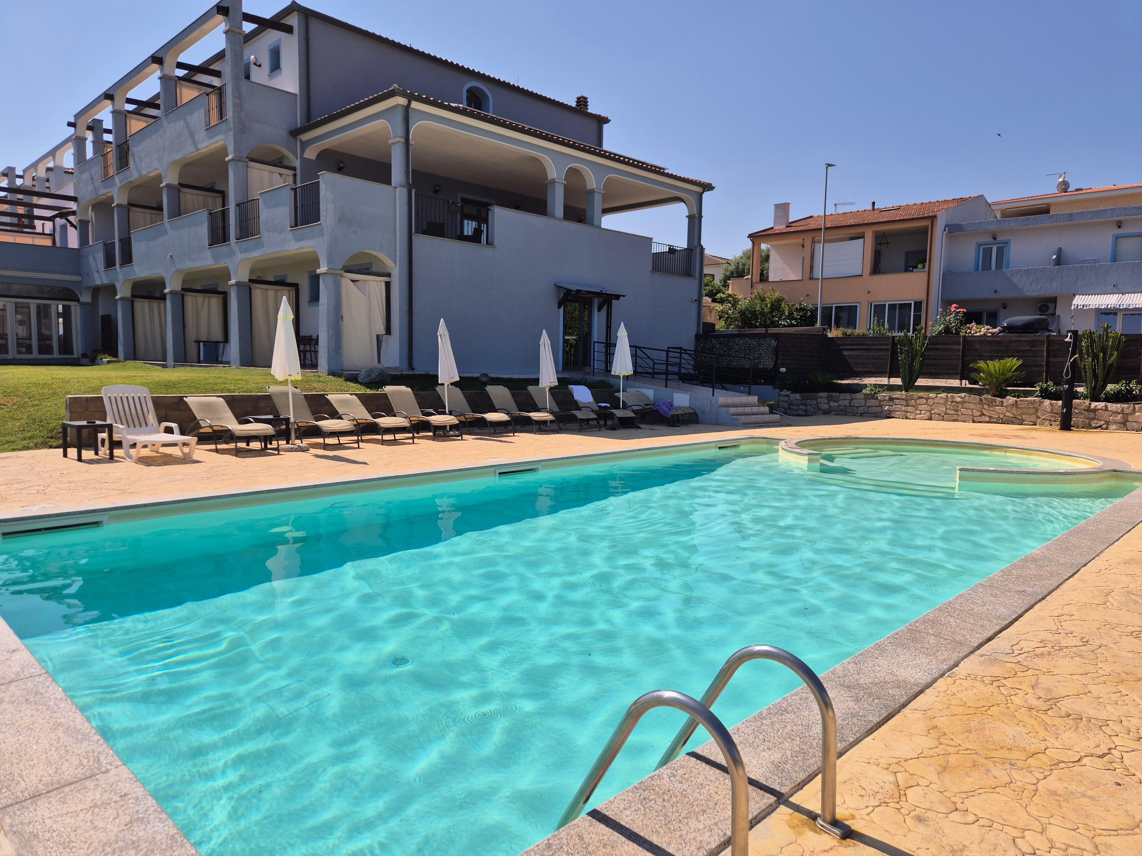 Hotel und Pool