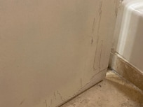 Puerta del baño en malas condiciones