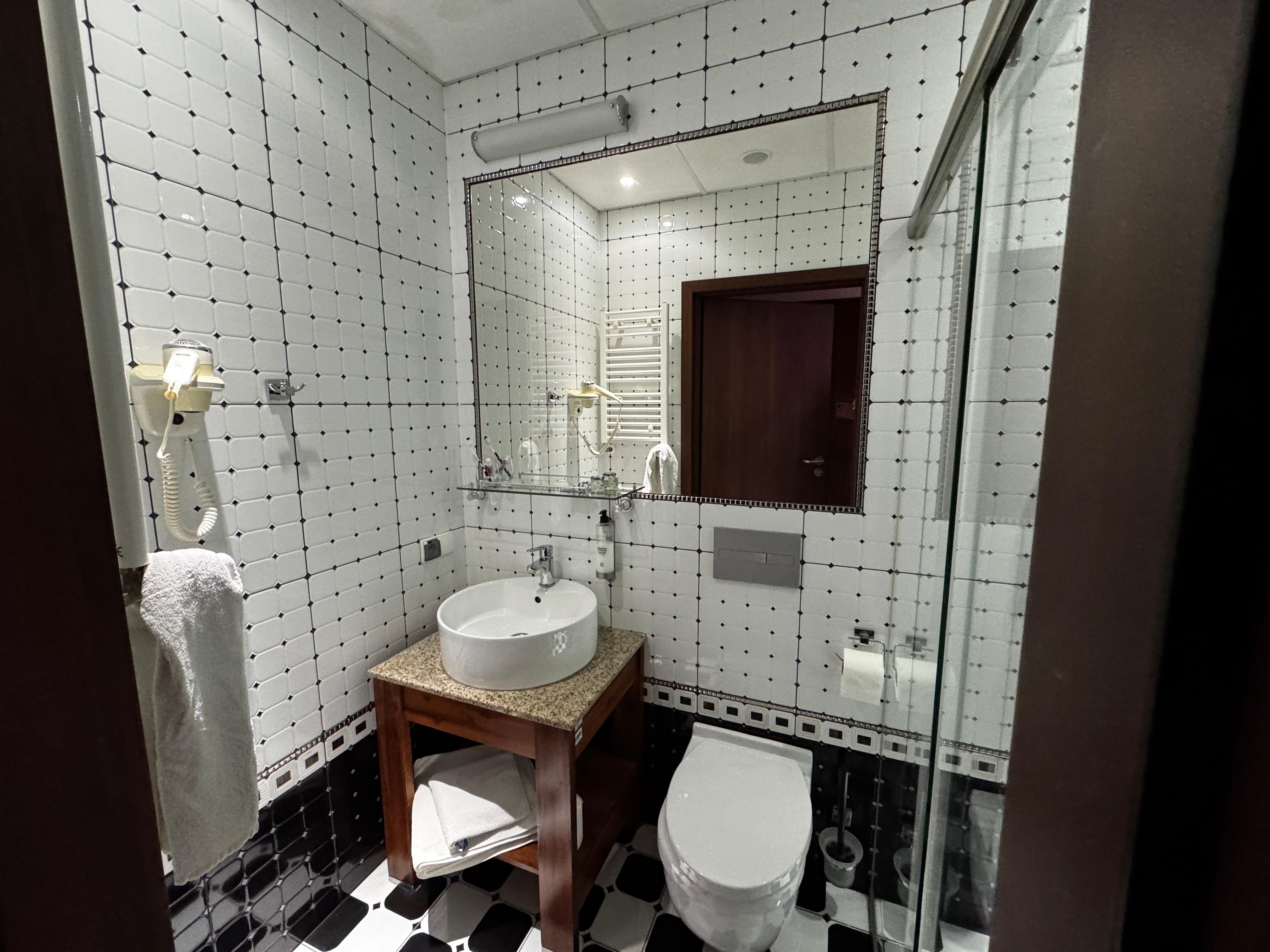 Spacious bathroom 