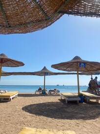 Praia cujos hóspedes tem acesso