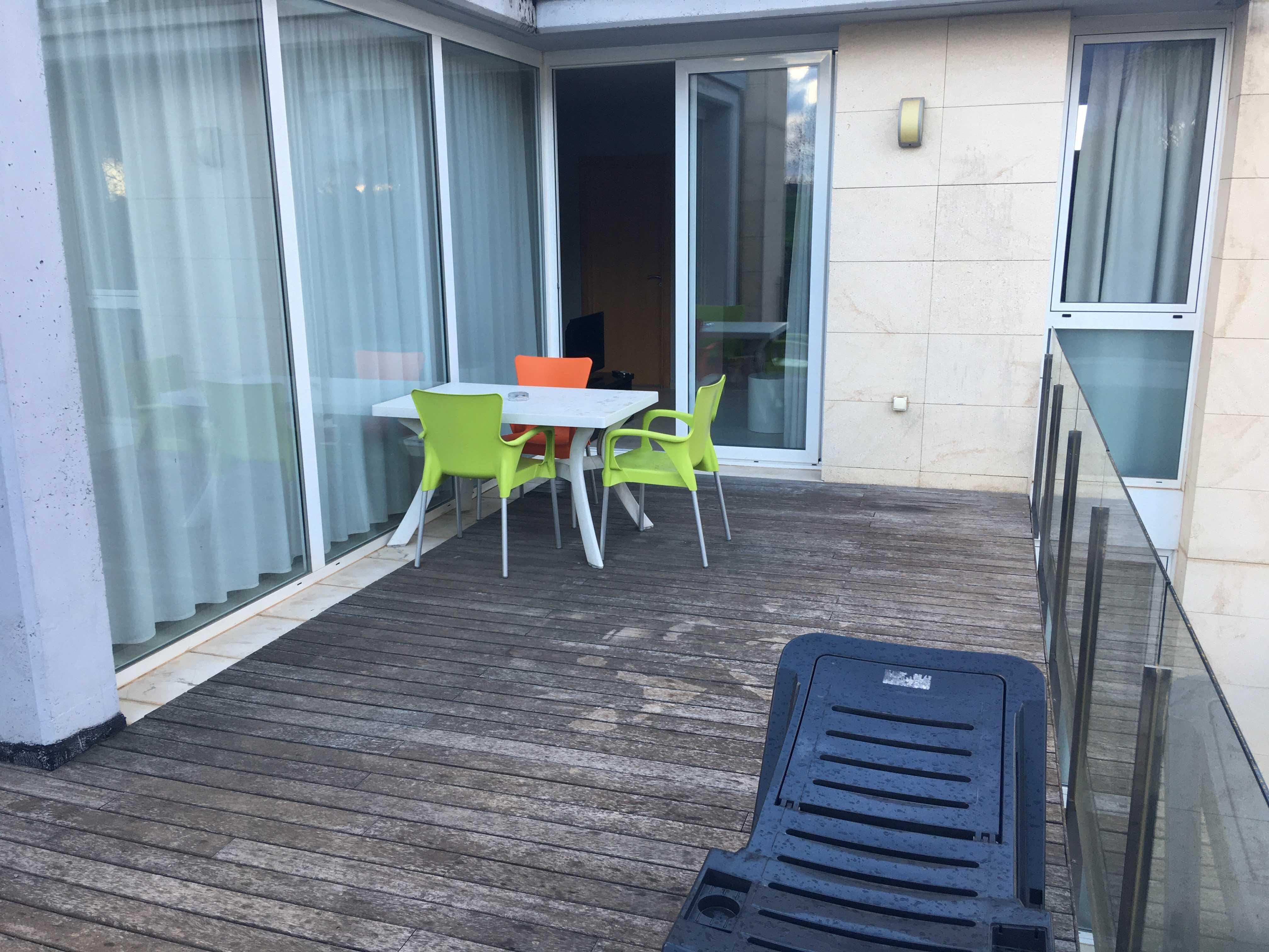 Terrasse avec étendage de linge, dommage qu'on ait été en janvier...