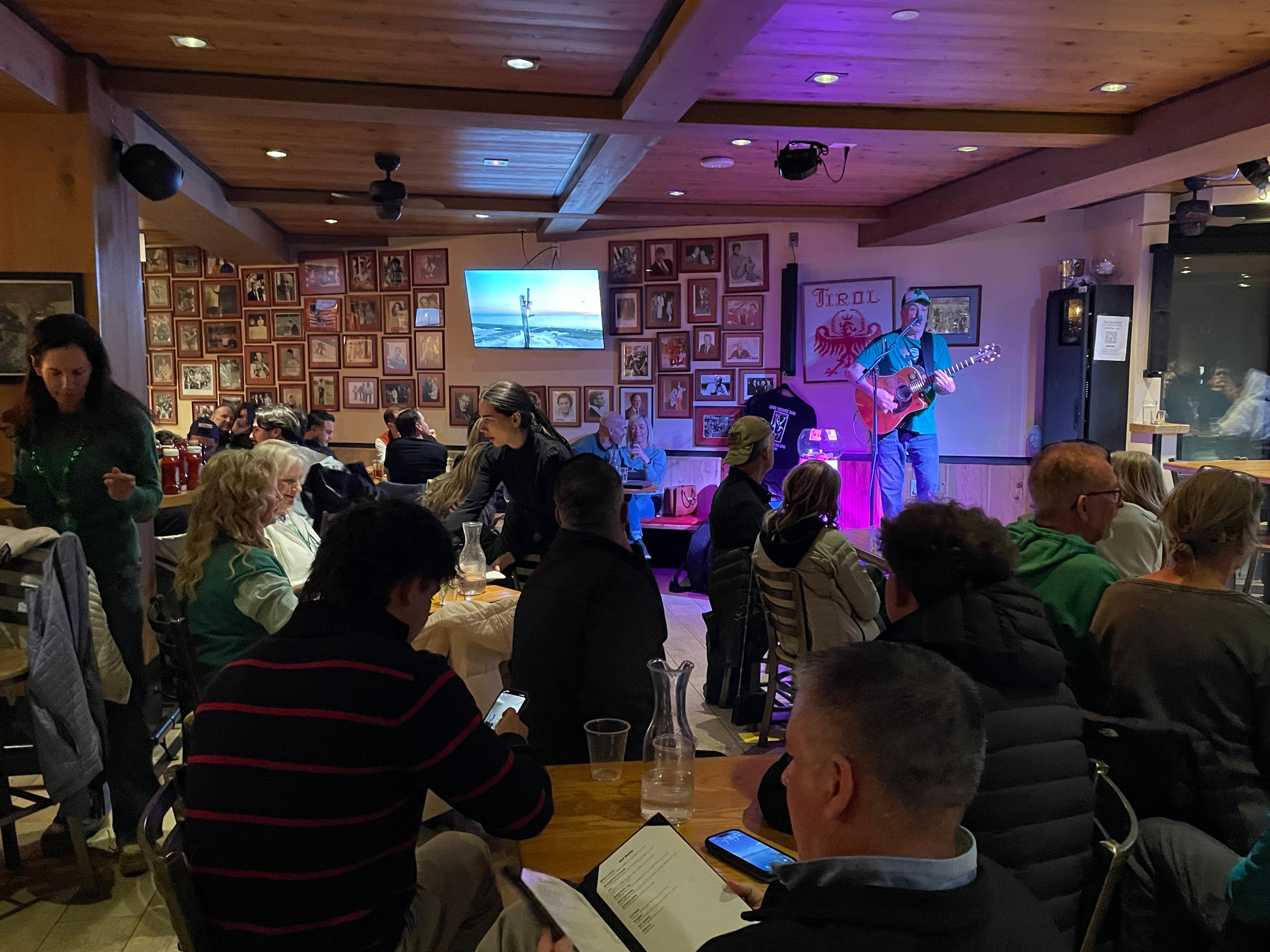 Pepi’s bar with great music every evening. Great après-ski location!