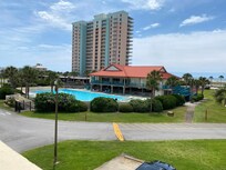 Great pool & clubhouse
