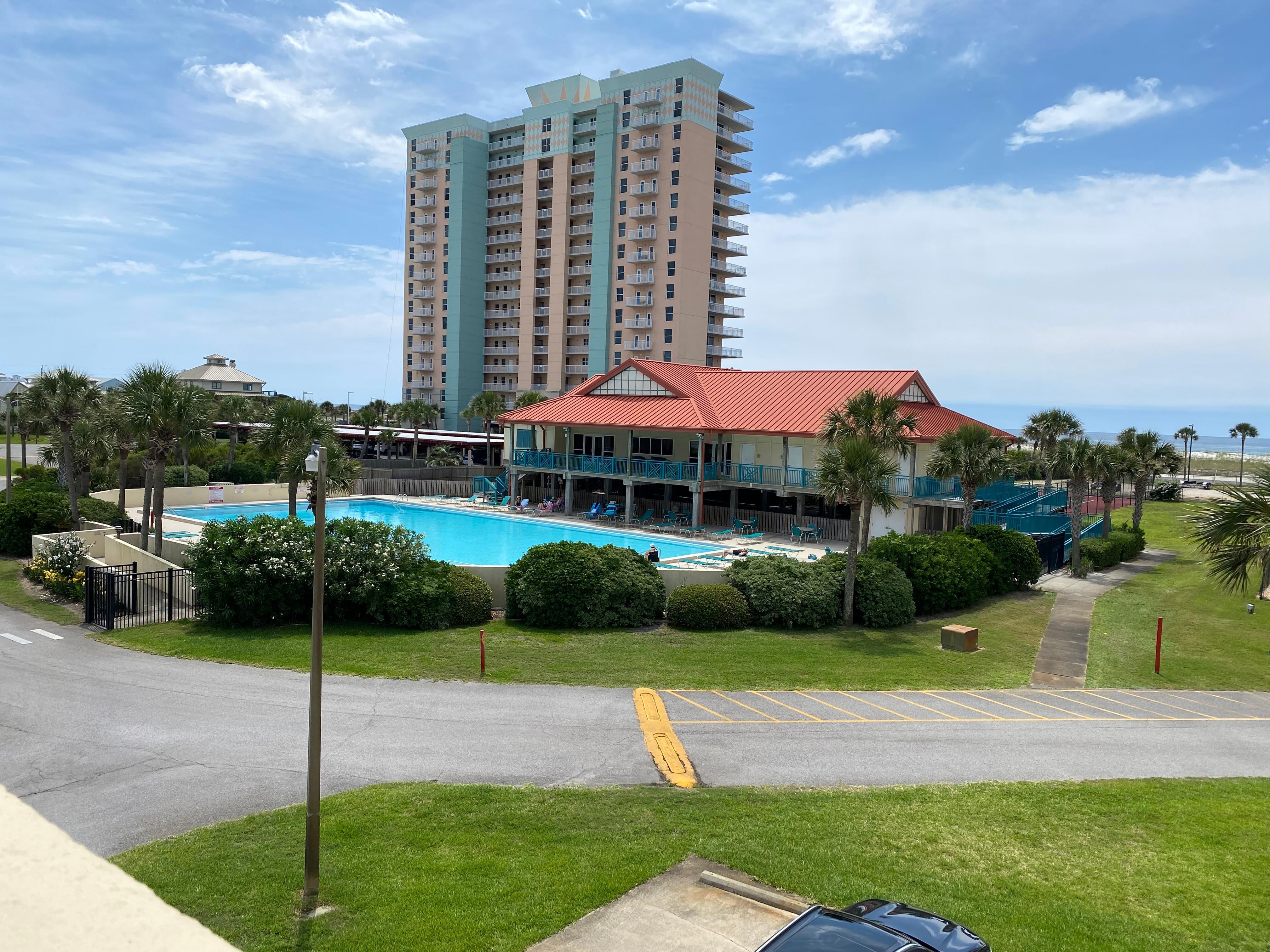 Great pool & clubhouse