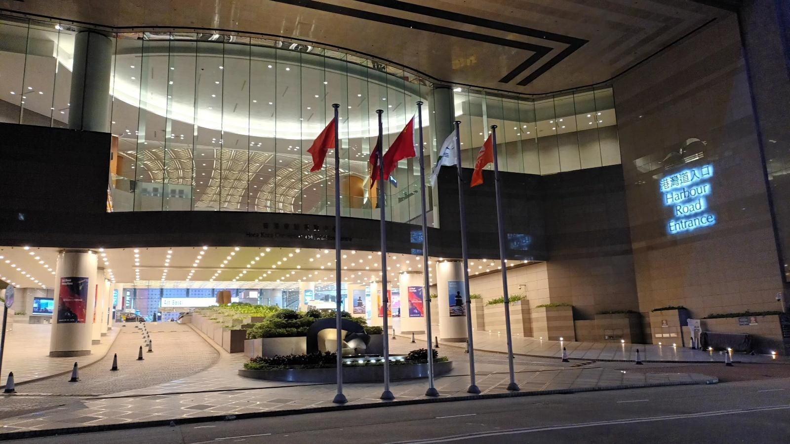 호텔에서 5분 거리에 있는 홍콩컨벤션센터 입구